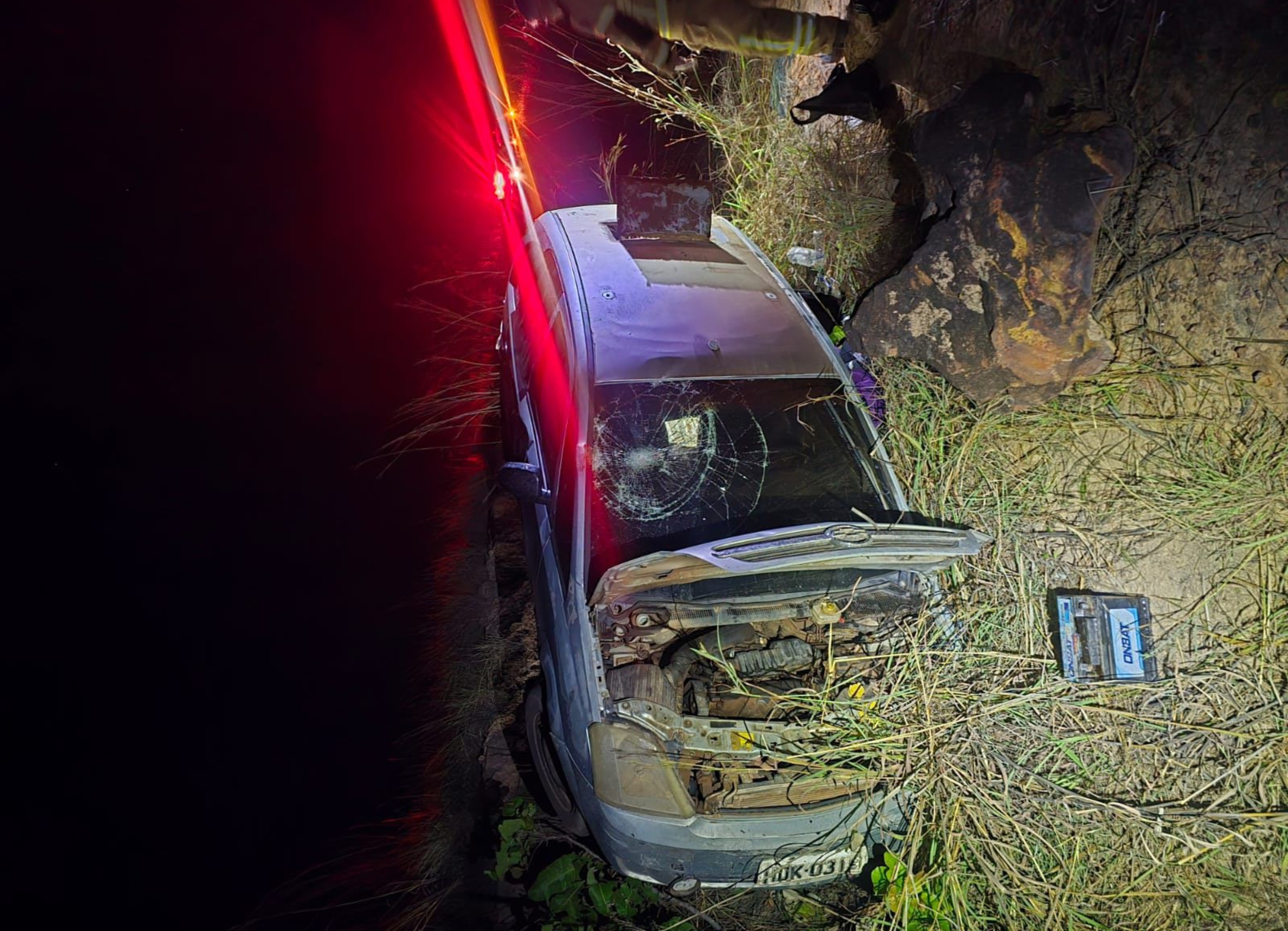 Motorista é preso após tentar fugir da PM com oito migrantes cubanos e capotar carro na BR-401 em RR