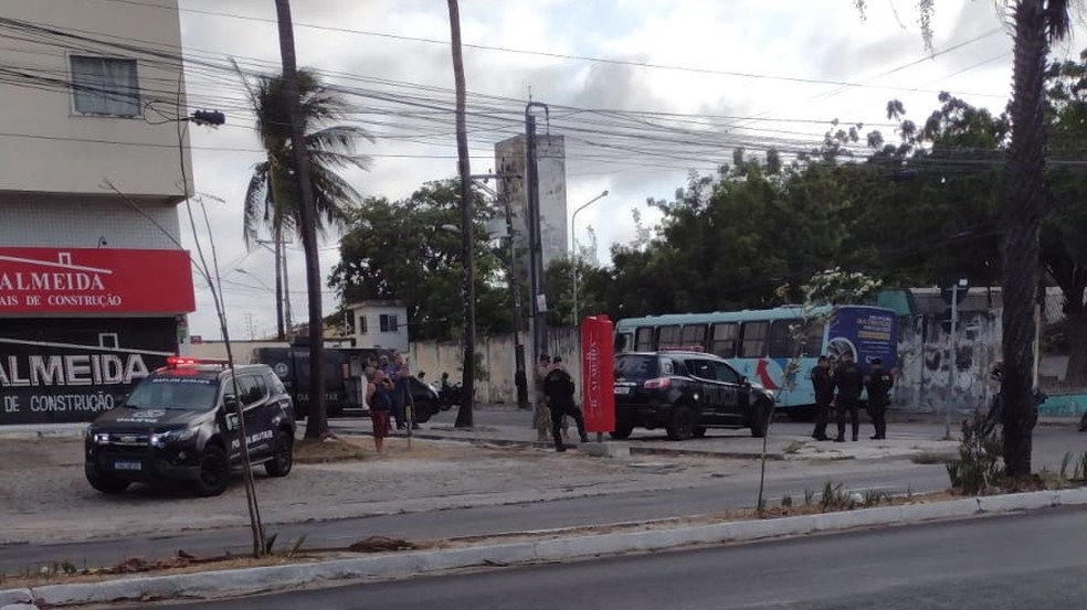 Equipes da PMCE estão em diligência para localizar e prender os suspeitos da ação. — Foto: Reprodução