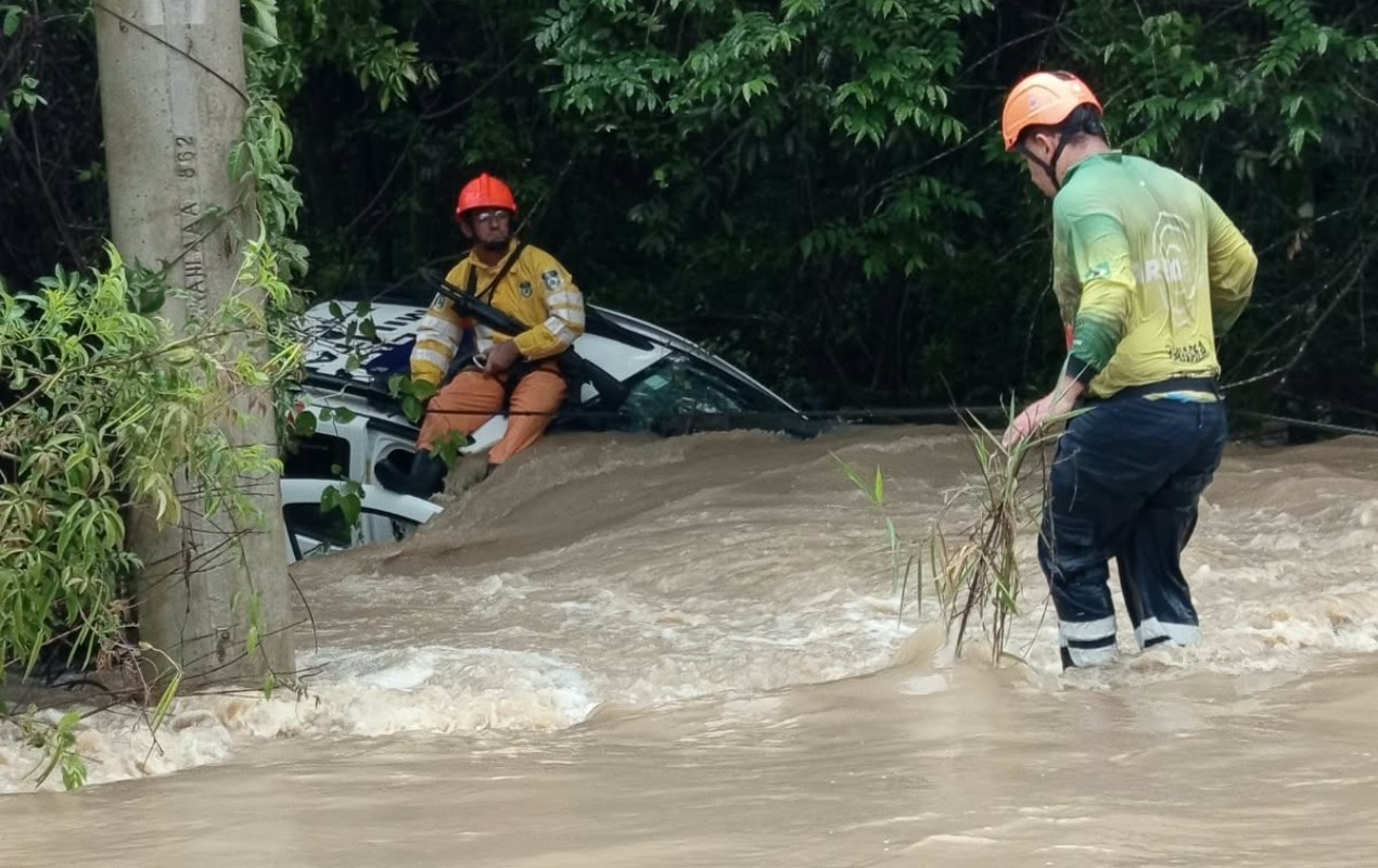 Viatura da PM é arrastada e equipe precisa de resgate durante temporal em Araçoiaba da Serra