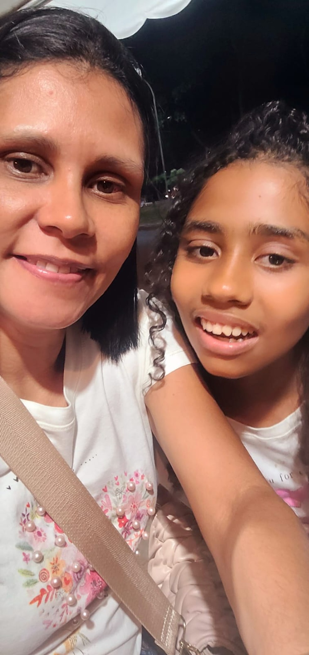 Eliane Guatel (mãe, à direita) e Maria Eduarda (filha, à esquerda). — Foto: Eliane Guatel/Arquivo Pessoal
