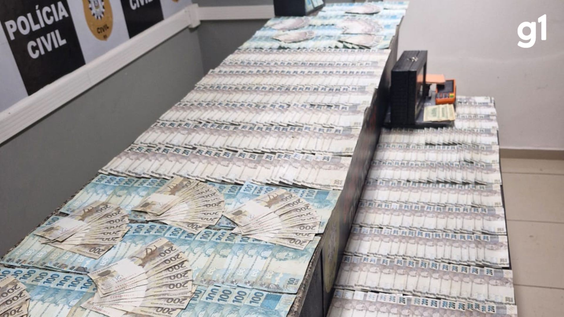 Mulher joga dinheiro sobre telhado na tentativa de esconder R$ 120 mil da polícia em Novo Hamburgo; VÍDEO