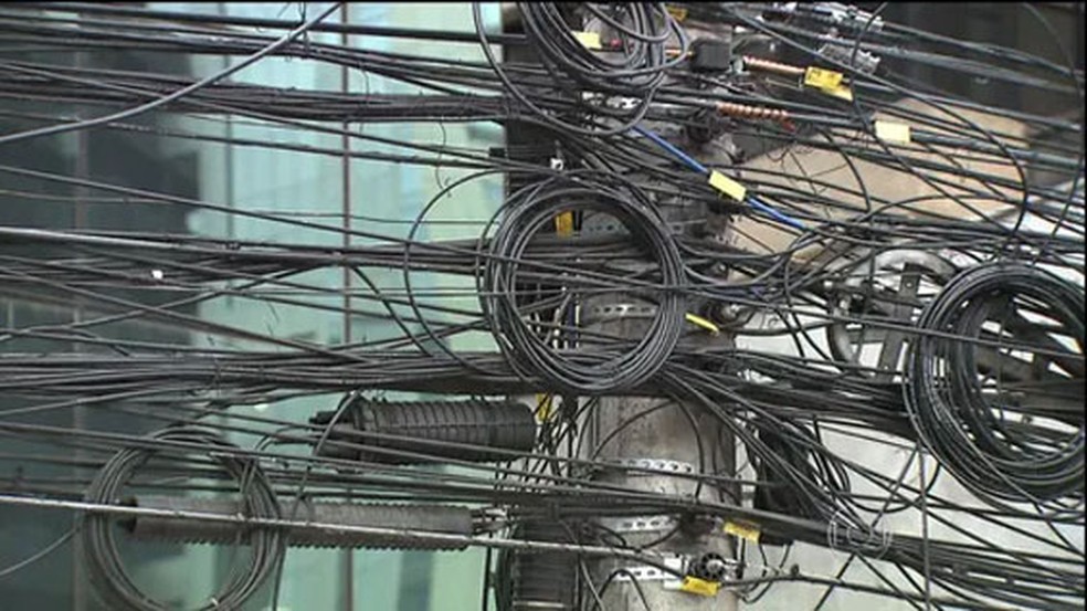 Emaranhado de fios nos postes (foto ilustrativa) — Foto: Reprodução