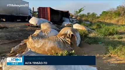 Motorista perde o controle e carreta de ração tomba próximo de Araguaína