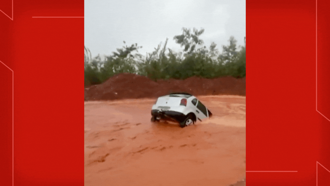VÍDEO: carro é engolido por cratera durante chuva no DF