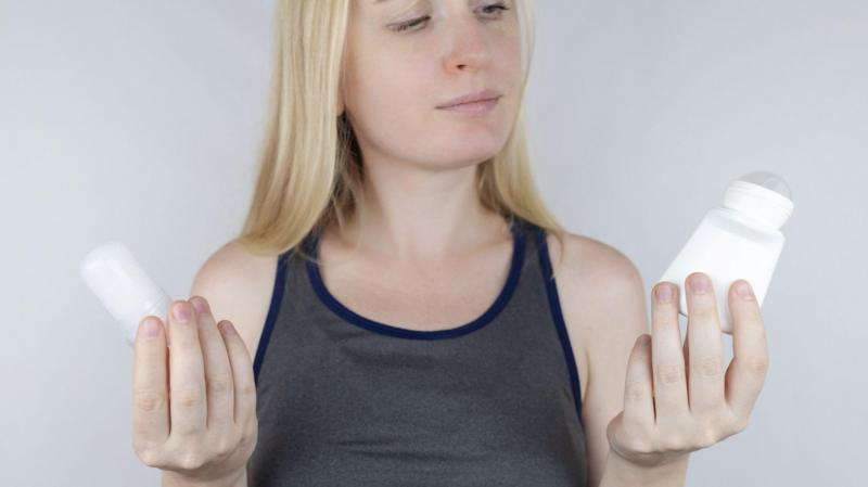 Desodorante natural ou antitranspirante: qual é mais saudável?