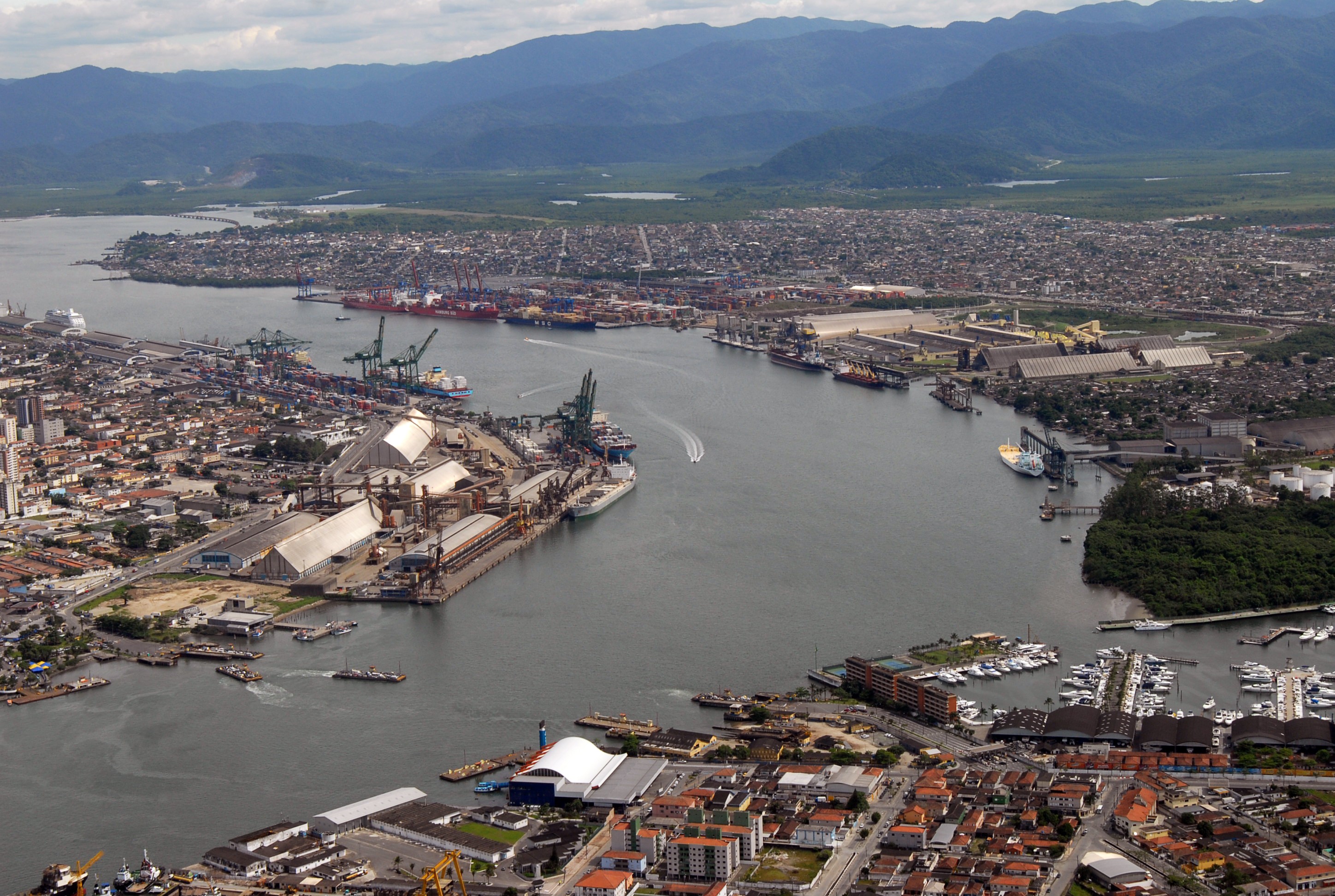 Sem ponte e sinuoso: saiba como é 'manobrar' navios no maior Porto da América do Sul