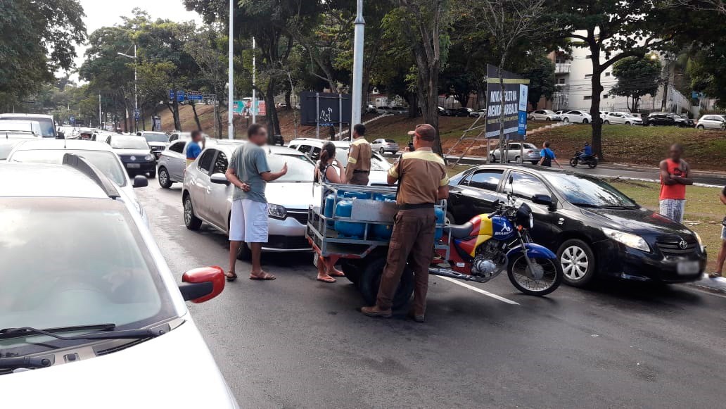 Carro bate em moto de entrega de gás na Av. Garibaldi e deixa o trânsito lento