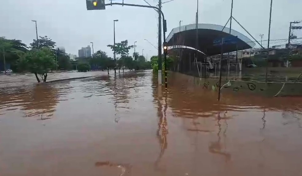 Avenida se transformou em um verdadeiro rio durante a tempestade que atingiu Bauru — Foto: Defesa Civil/Divulgação