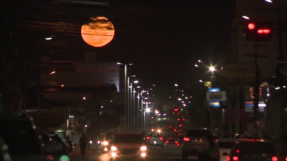 Imagem da 'Superlua de Morango' na cidade de Sousa, no Sertão da Paraíba — Foto: Beto Silva/TV Paraíba