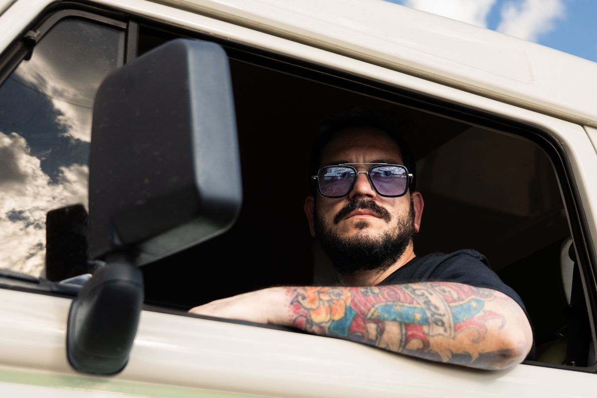 Cantor estreia como protagonista em road movie que exalta a música e as belezas do Pantanal