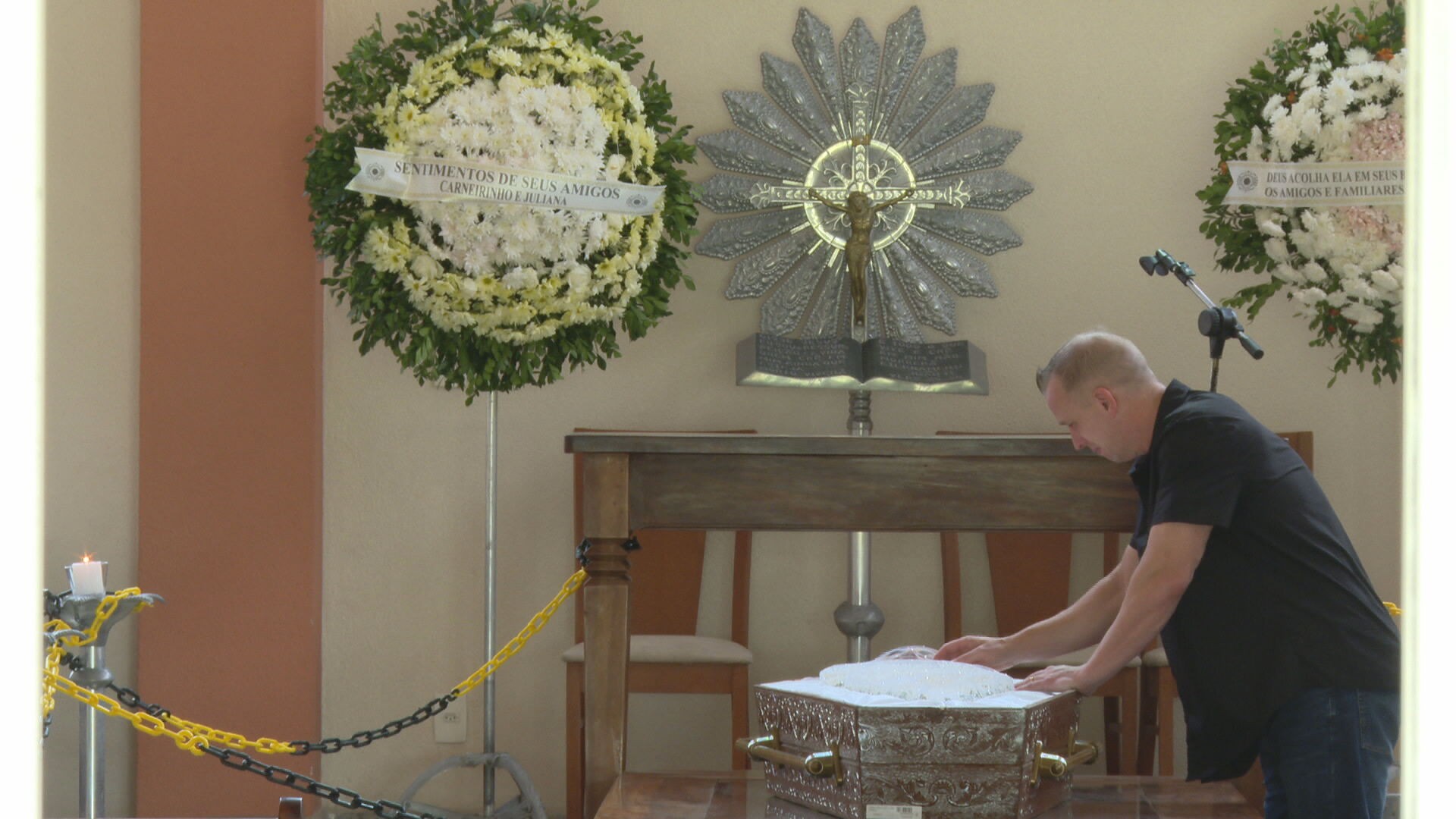 Corpo de Vanessa Rios é cremado em cerimônia de despedida com parentes, amigos e fãs: 'Vai brilhar lá no céu', diz mãe da cantora