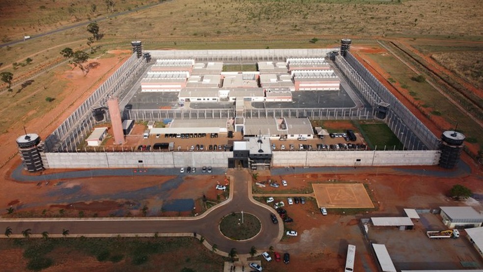 Imagem mostra vista aérea da penitenciária federal de Brasília, cercada por muralha — Foto: Divulgação/Senappen