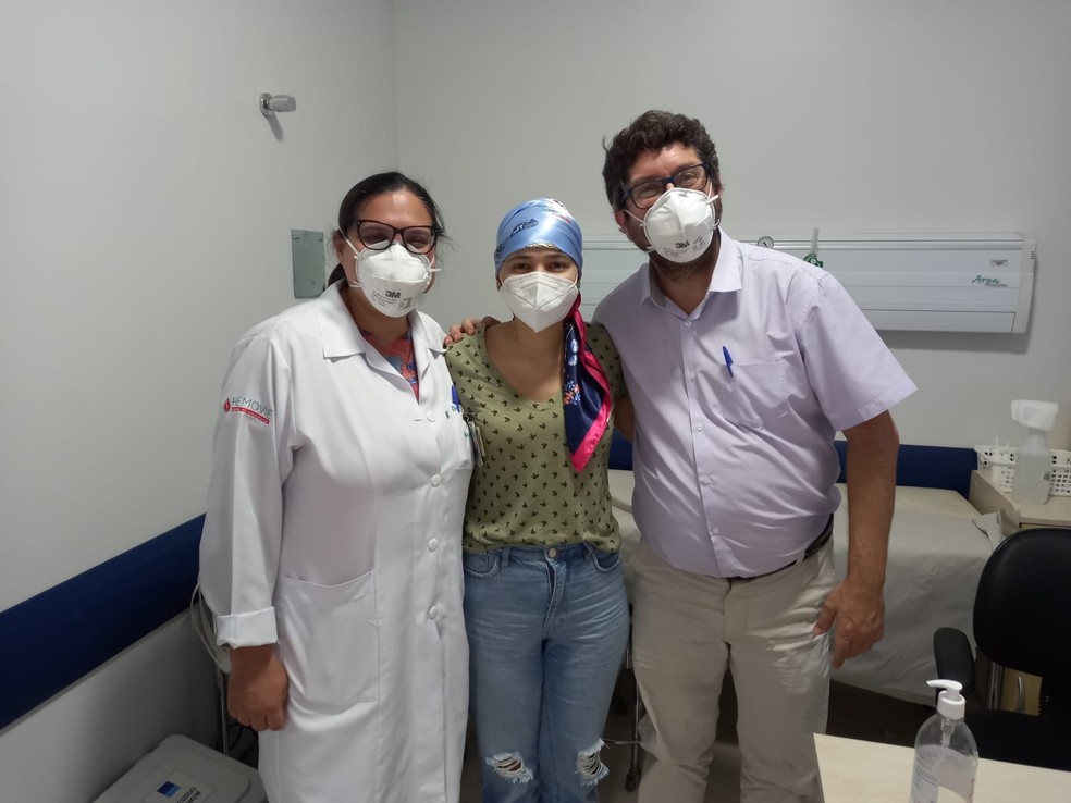 Stephanie Funari Amaral Gusmão de Faria, de 36 anos, com seus médicos — Foto: Arquivo pessoal/Cedida