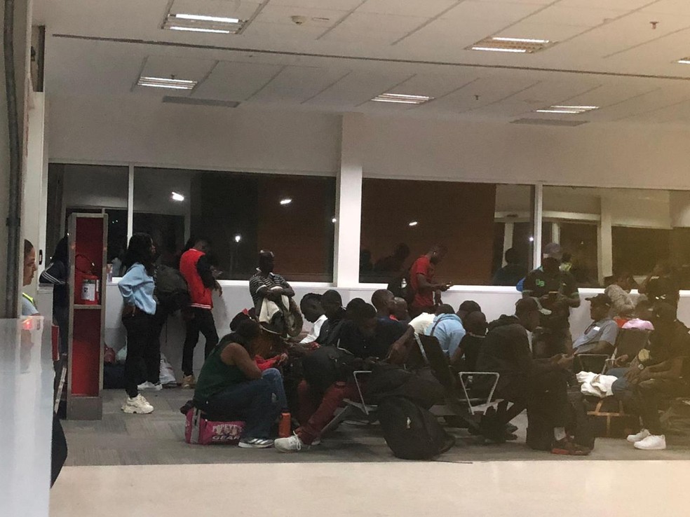 Haitianos dormiram em cadeiras e colchões de sala reservada após avião ficar retido em Viracopos — Foto: Imagens cedidas