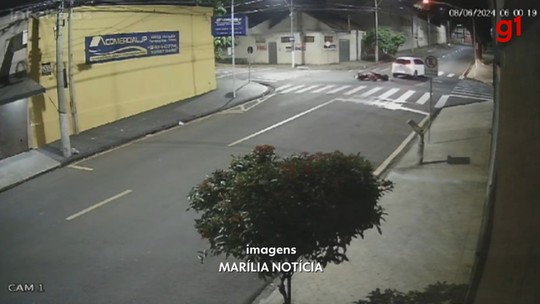 VÍDEO: motorista fura sinal vermelho, é atingido por motociclista e foge sem prestar socorro - Programa: G1 TV TEM 