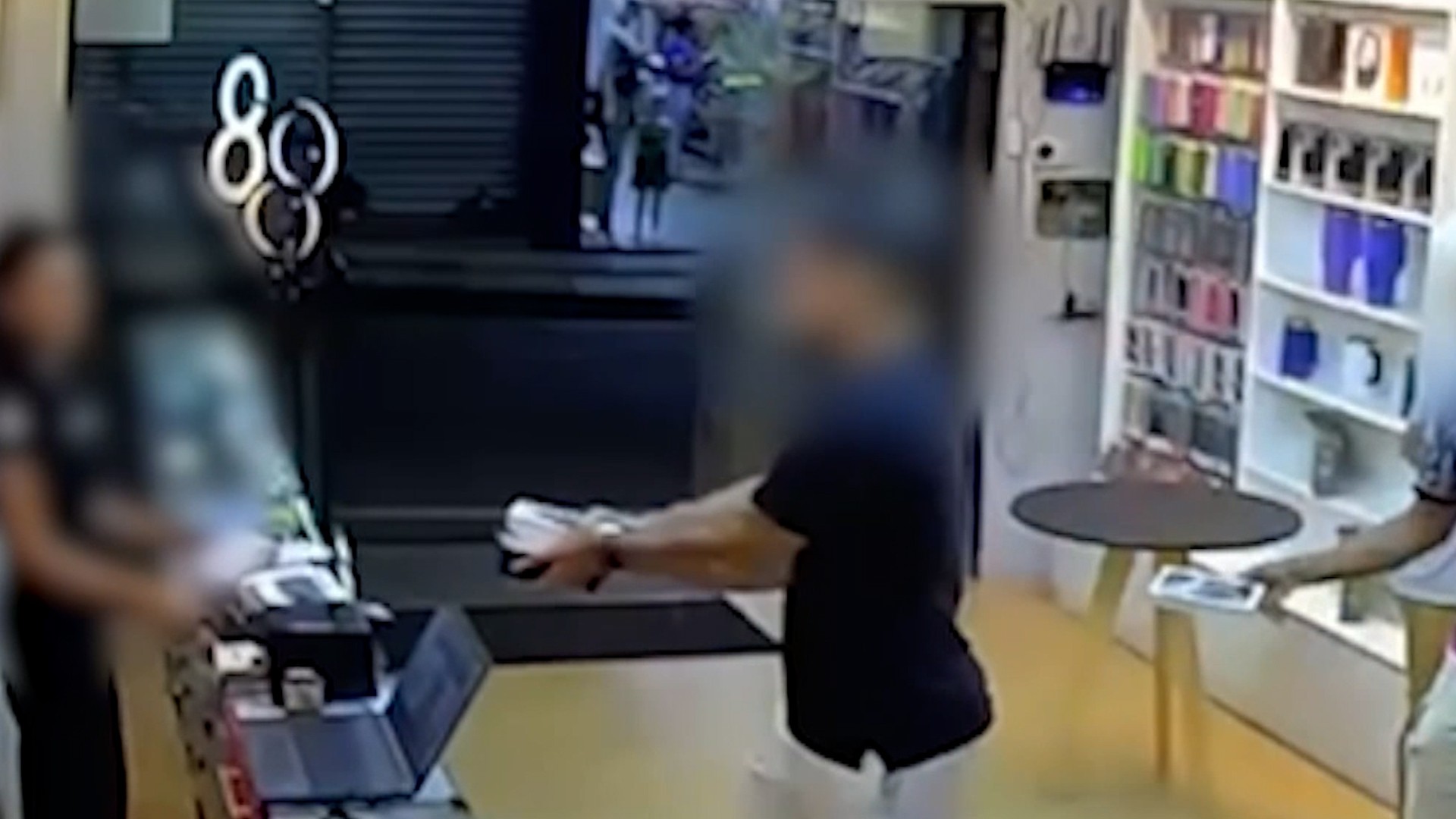 Criminosos assaltam loja de celulares no Pará e obrigam clientes a ajudar no roubo