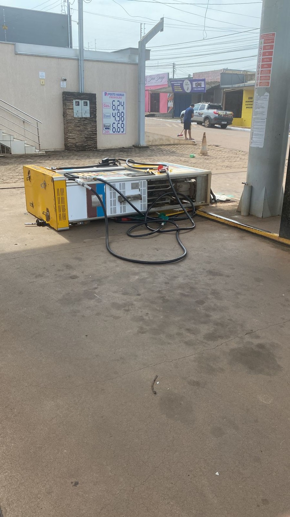 Bombas de gasolina foram derrubadas durante temporal em Candeias do Jamari, RO &mdash; Foto: Reprodu&ccedil;&atilde;o