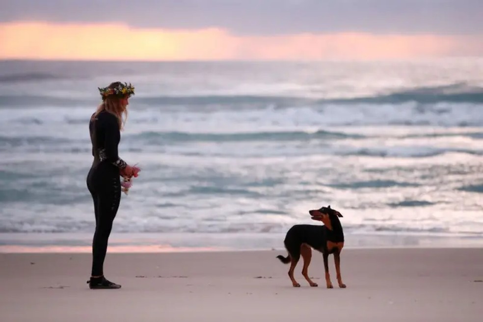 Ellidy com seu cachorro poucos dias após a morte de Alex, durante uma homenagem no local da tragédia. — Foto: GETTY IMAGES via BBC