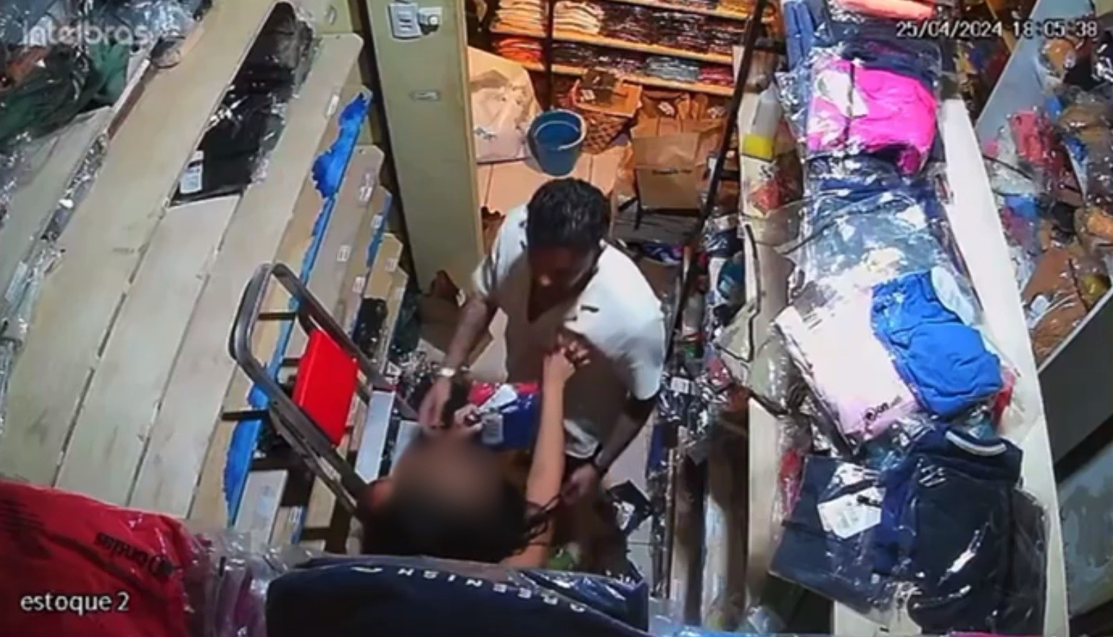 Cliente tenta abraçar vendedora à força e faz acenos sexuais usando apenas sunga em loja no Ceará