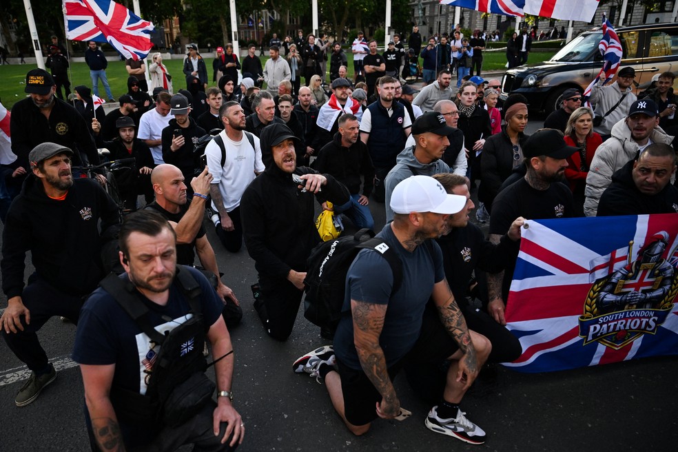 Manifestantes se reúnem na Praça do Parlamento após um ataque com faca em Belfast , em 8 de junho, que deixou um homem gravemente ferido e levou a polícia a declarar um incidente crítico, em Londres — Foto: Chris J. Ratcliffe / Reuters