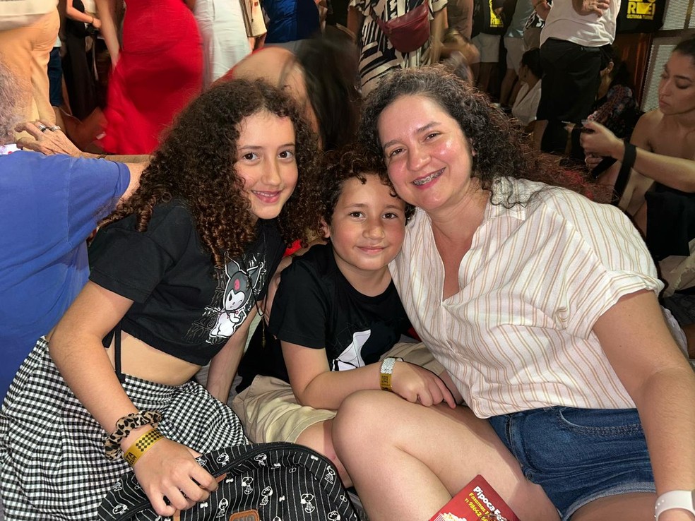 Sergipana Irina Gonçalves, de 42 anos, e os filhos no show de Gilberto Gil — Foto: Malu Vieira/g1
