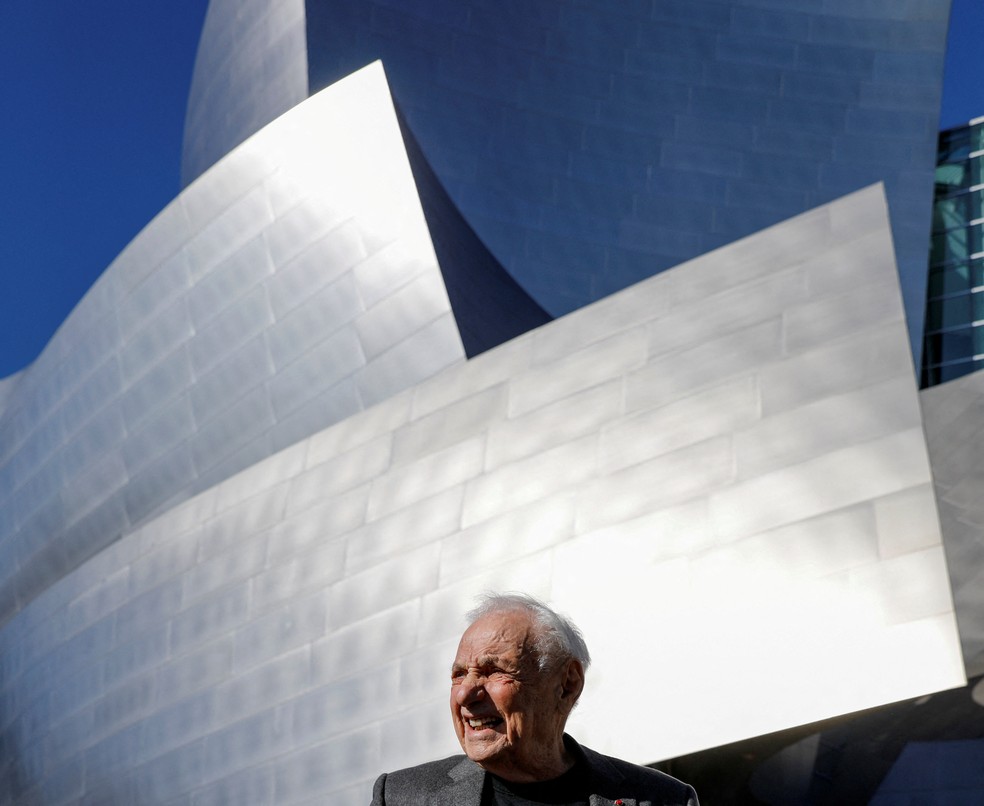 Frank Gehry caminha à frente do seu icônico Walt Disney Concert Hall, em Los Angeles, em 2019 — Foto: Mike Blake/Reuters