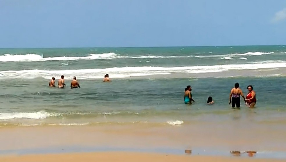 Turista carioca estava longe da faixa de areia e deixou o local em estado grave. — Foto: Reprodução/TV Verdes Mares