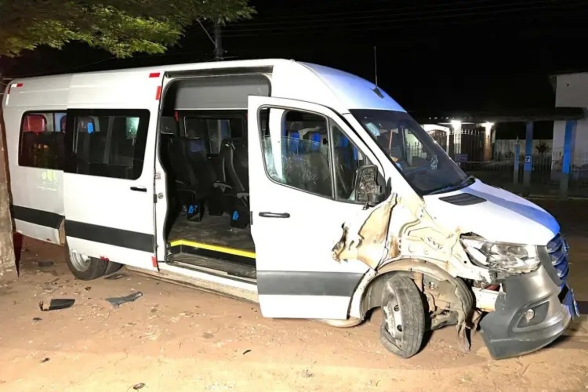 Carro bate em van na MG-265 com alunos que voltavam de jogos escolares