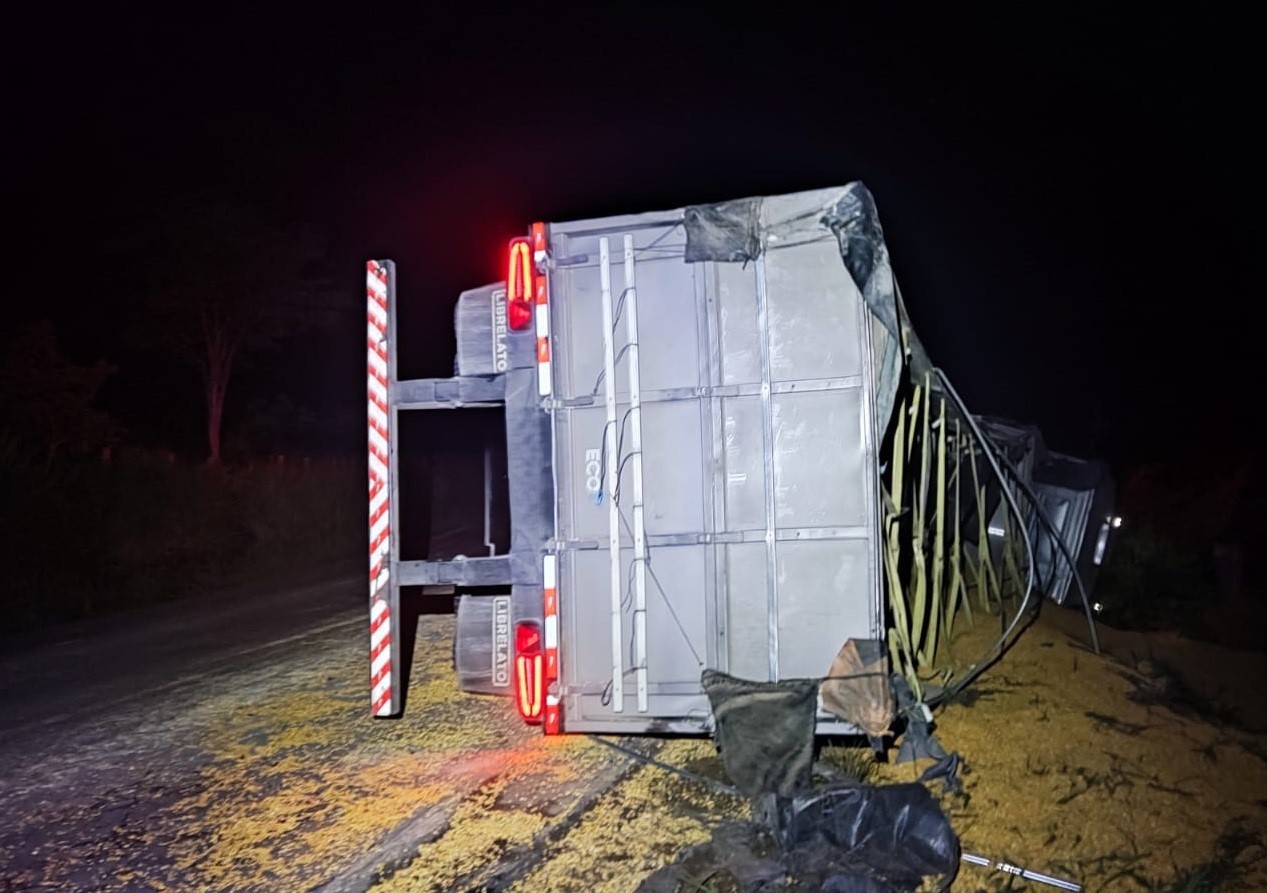 Urgente: Caminhão Tomba na MGC-265 e Motorista Morre em Mercês - Veja os Detalhes!