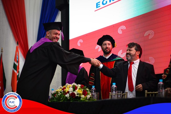Em noite de Gala, UCP forma novos profissionais de Medicina em Pedro Juan Caballero | Universidade Central do Paraguai | G1