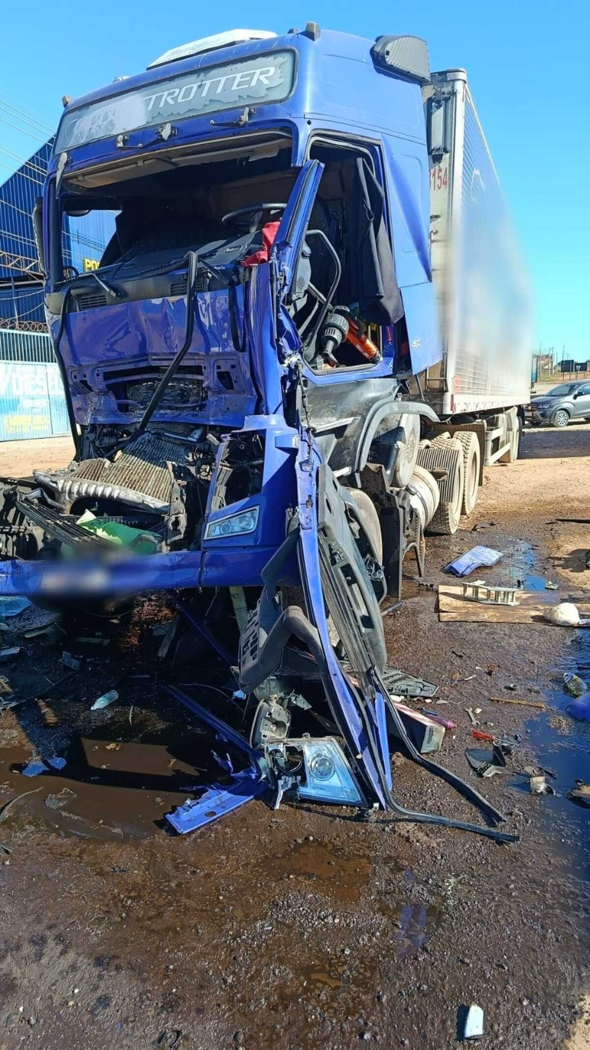 Colisão traseira entre duas carretas deixa motorista preso às ferragens em Montes Claros