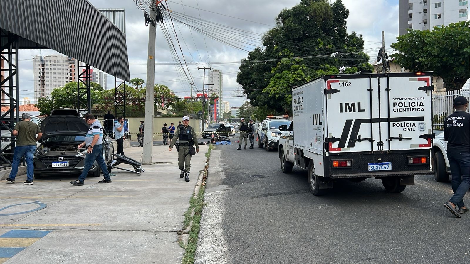 Motociclista morre e motorista fica gravemente ferida em acidente em avenida de Teresina