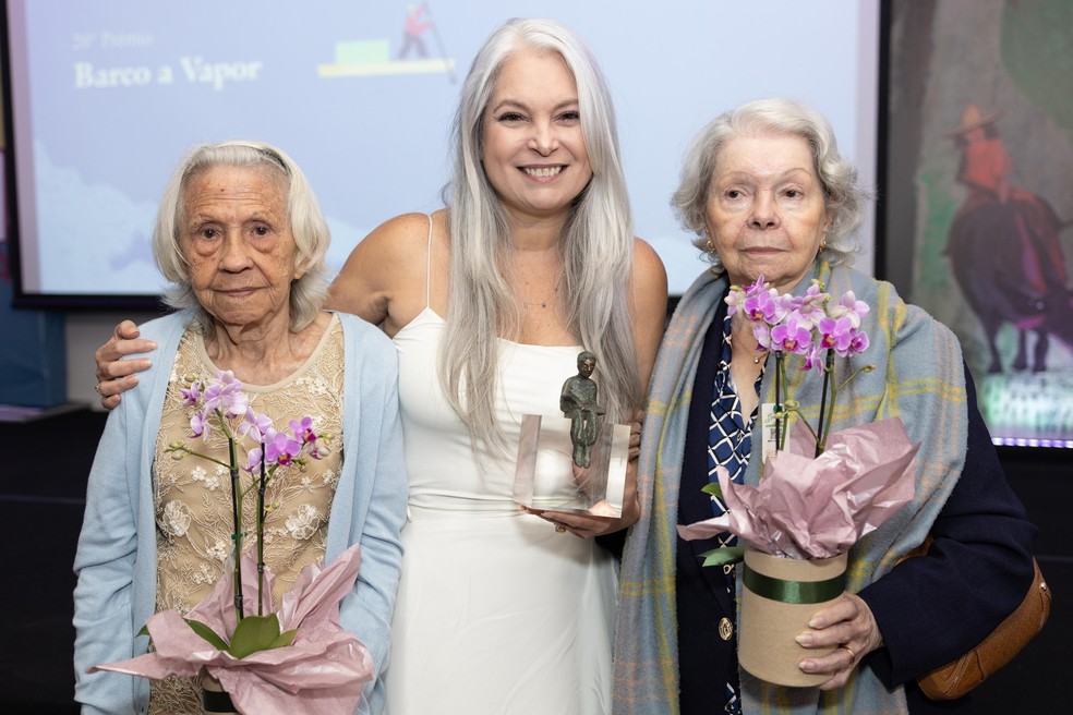 Na premiação, Marília Lovatel esteve com a sogra e a mãe, que inspiraram a história do livro — Foto: Divulgação