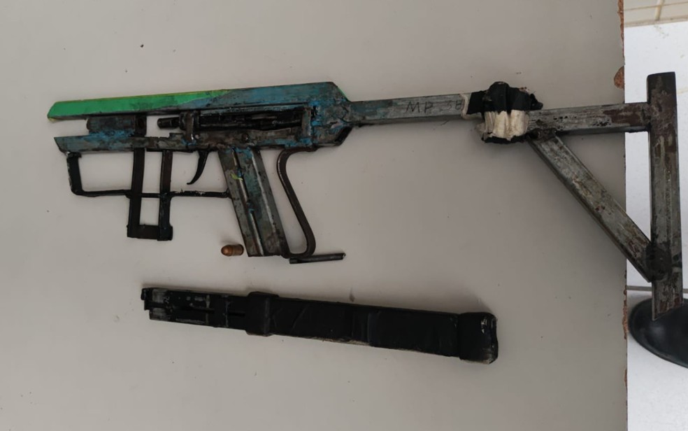 Armas artesanais foram apreendidas com suspeito no bairro Gabriela em Feira de Santana — Foto: Polícia Militar