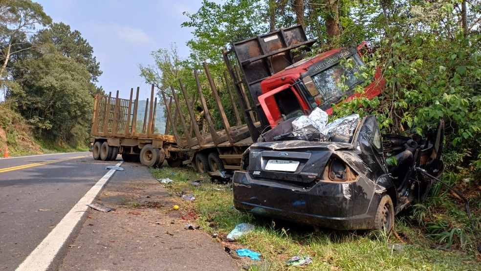 Grave acidente entre carro e caminhão deixa 5 mortos em SC — Foto: PRF/Divulgação