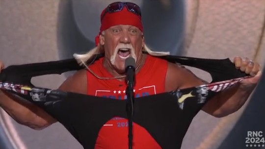 Hulk Hogan rasgou camisa para declarar apoio a Trump nas eleições em 2024 - Hogan fez seu tradicional gesto durante convenção republicana em Wisconsin, em julho de 2024. Famoso lutador morreu nesta quinta (24) aos 71 anos.