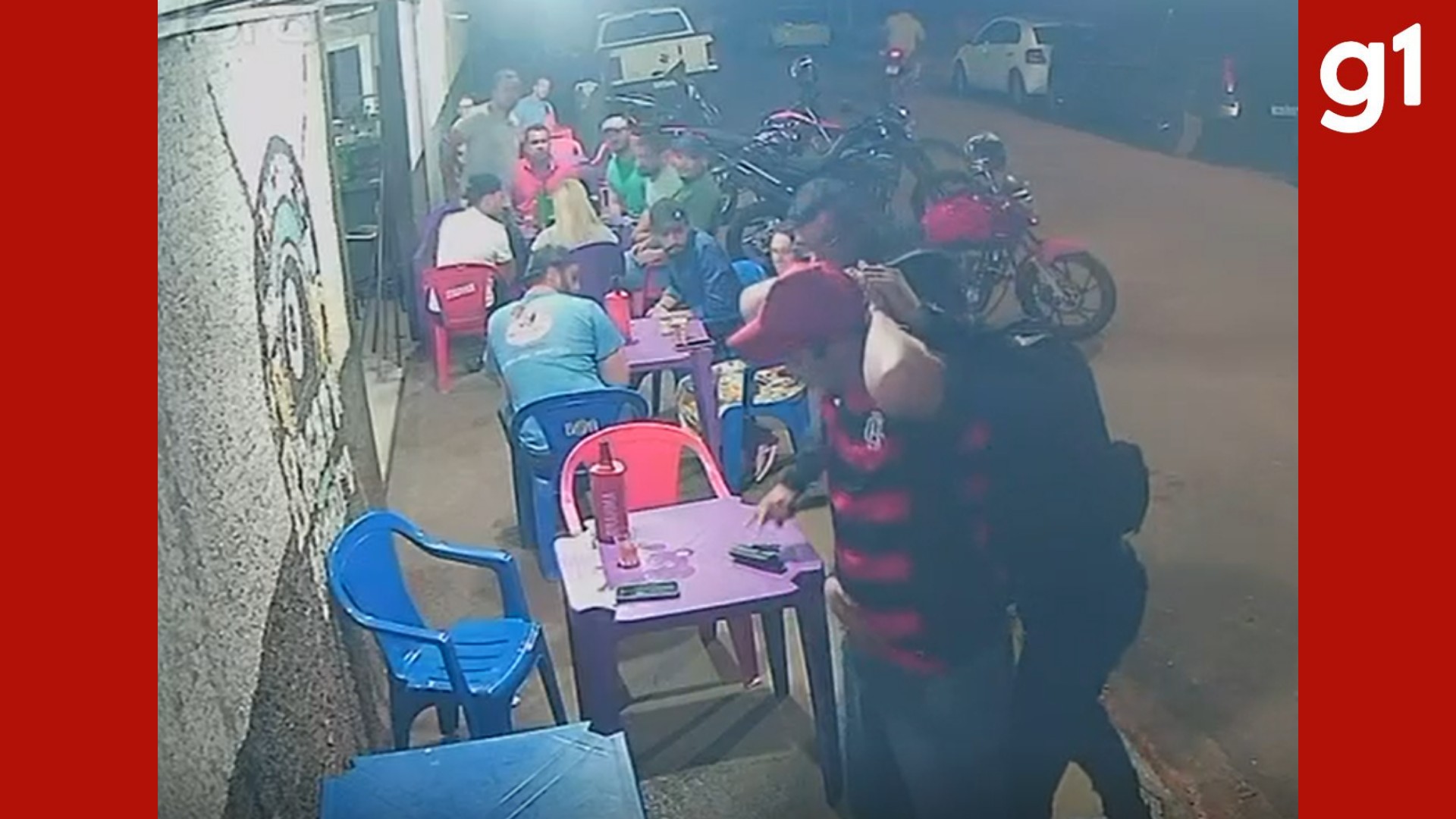 VÍDEO: homem é detido em bar após ser flagrado com arma falsa em MT