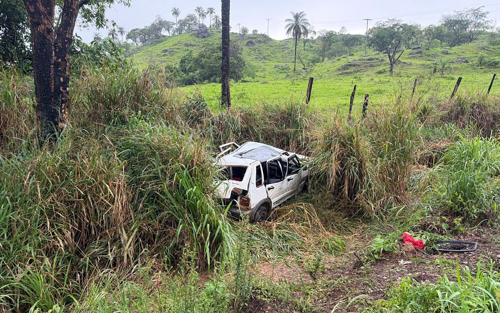 Quatro homens ficam feridos após carro capotar na LMG-856, em Cássia; veja outras ocorrências