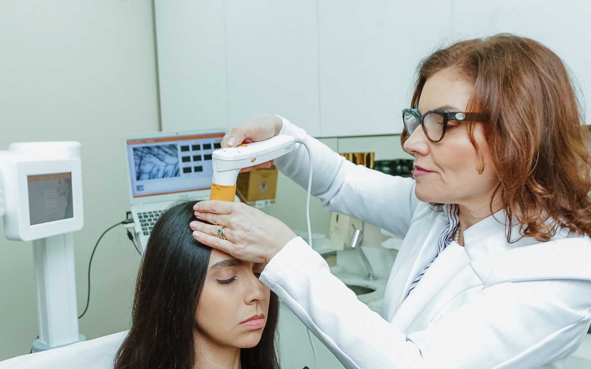 QUEDA DE CABELO PODE PERSISTIR MESMO QUANDO VITAMINAS ESTÃO NORMAIS; ENTENDA