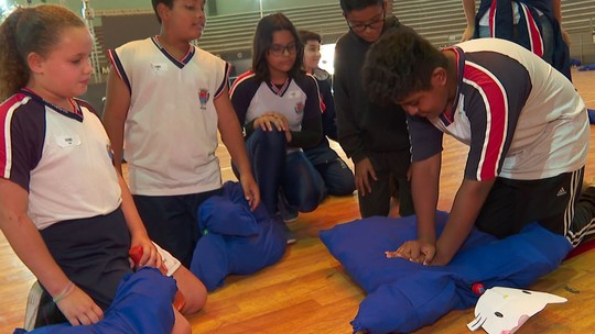 Estudantes de Araras apreendem a fazer compressão para ressuscitação em caso parada cardíaca