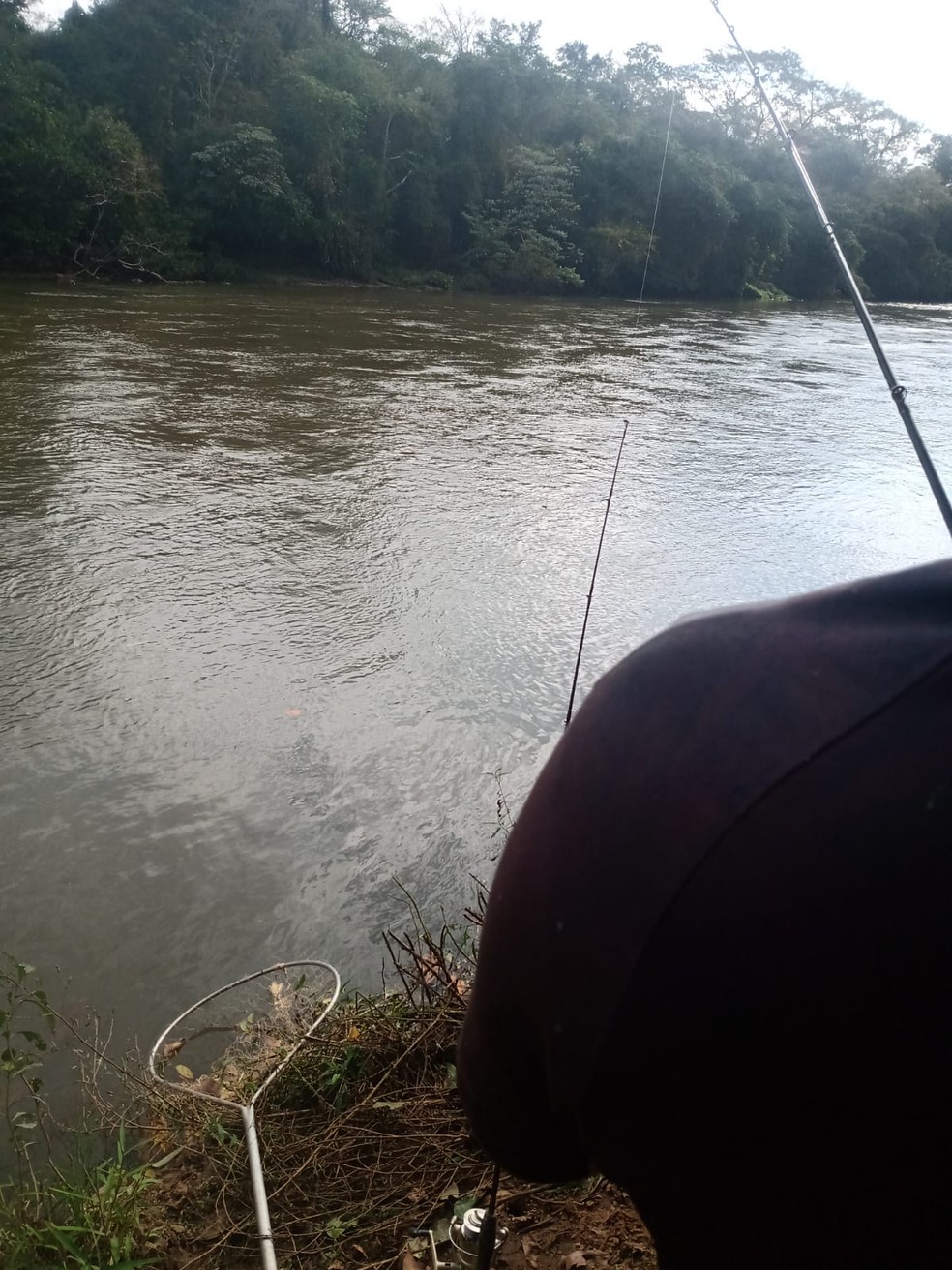 Pescadores foram flagrados em atividade ilegal no Canal do Inferno — Foto: Polícia Militar Ambiental