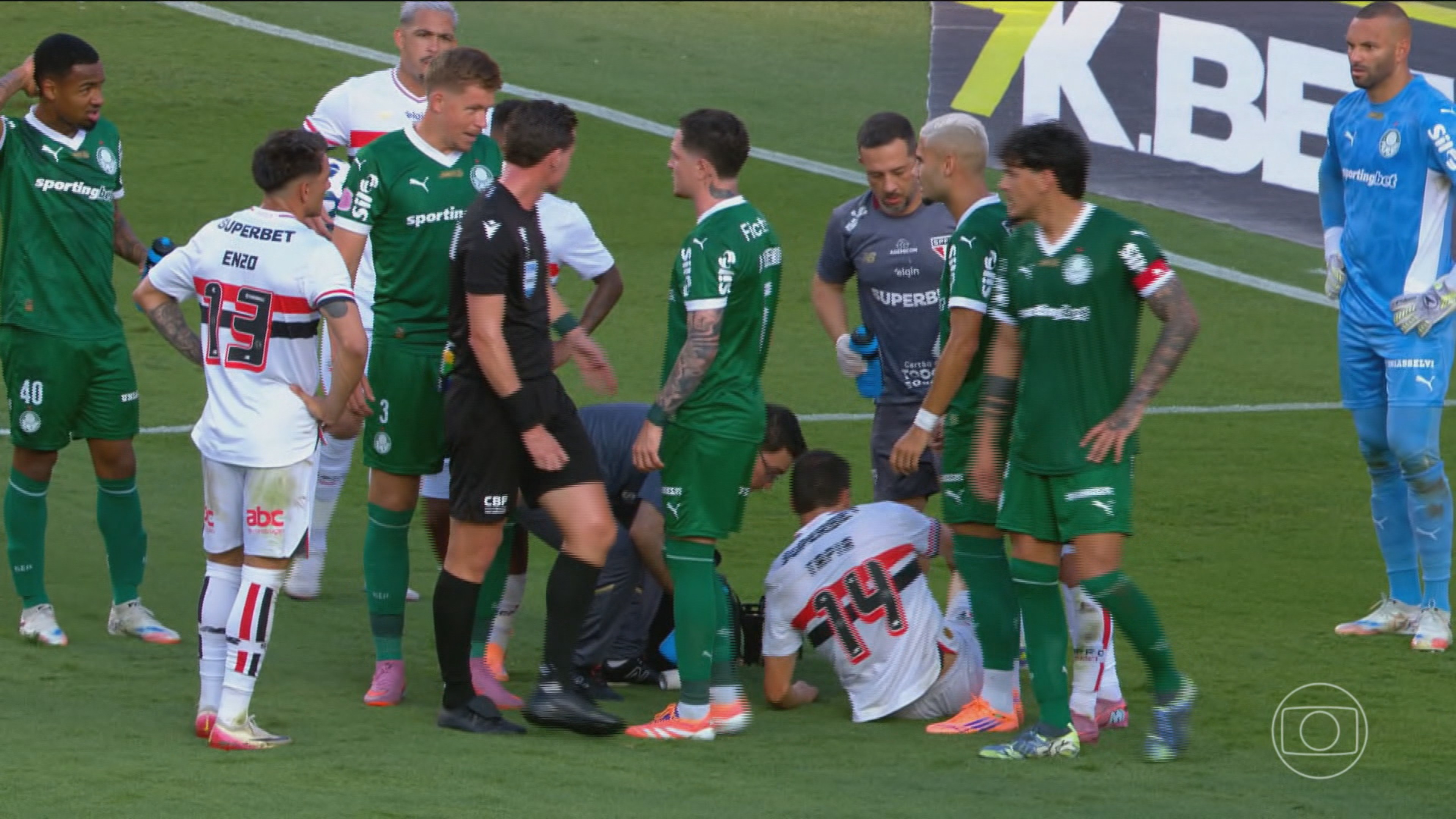 Jogo entre Flamengo e Palmeiras intensifica debate sobre falhas de arbitragem no futebol brasileiro 