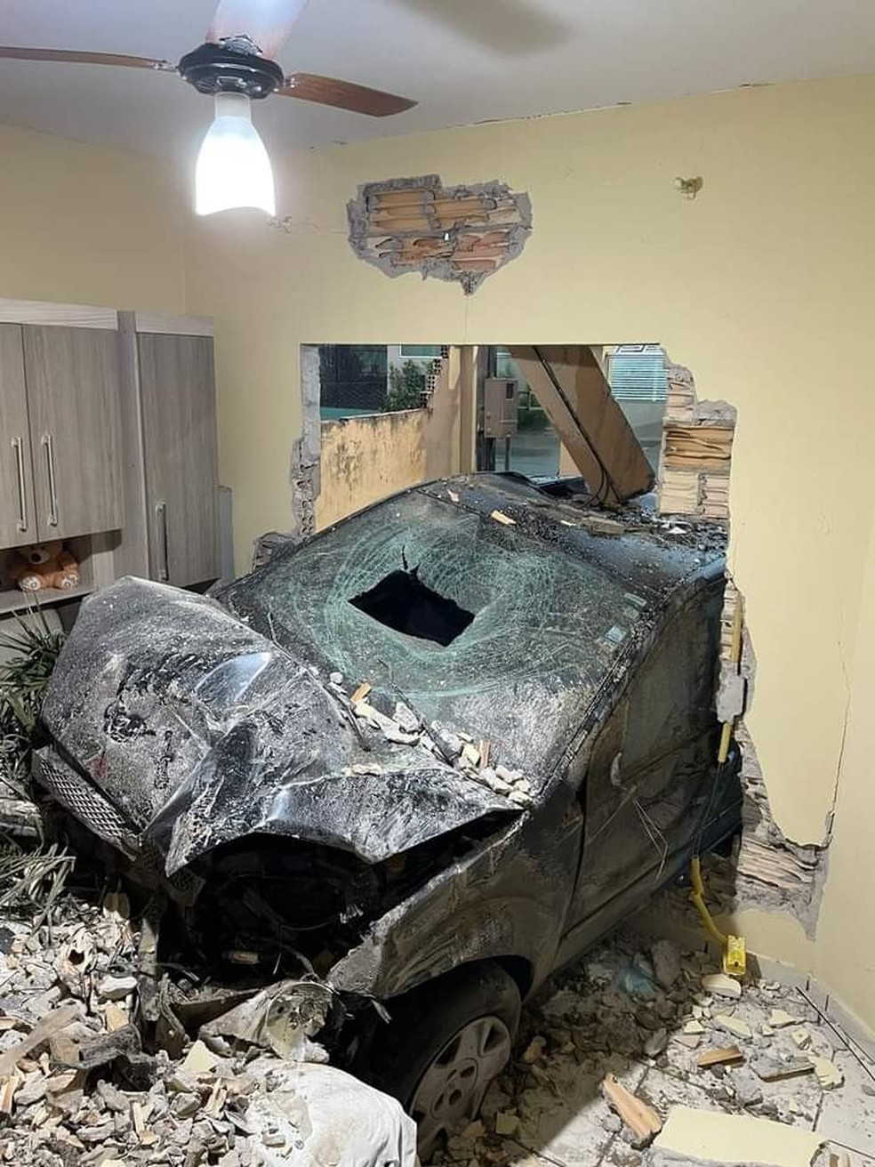 Carro invade quarto de casa e derruba escombros sobre a cama — Foto: Tá no Site/ colaboração