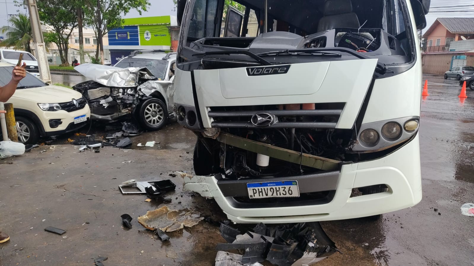 Acidente entre micro-ônibus e dois carros deixa dois feridos na Zona Oeste de Manaus