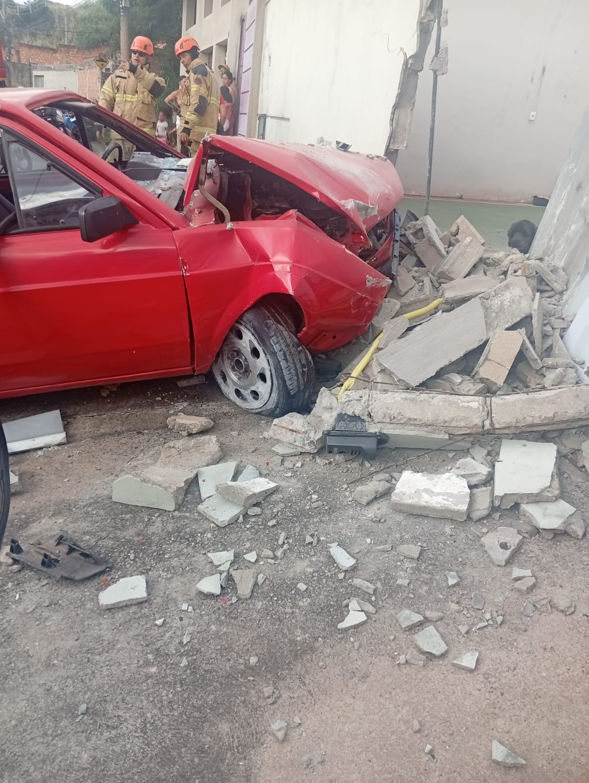 Motorista perde controle de carro e bate em muro de casa