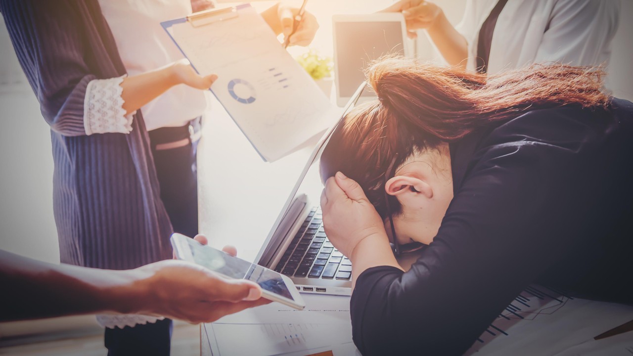 Saúde mental no trabalho exige atenção aos sinais de sobrecarga e adoecimento