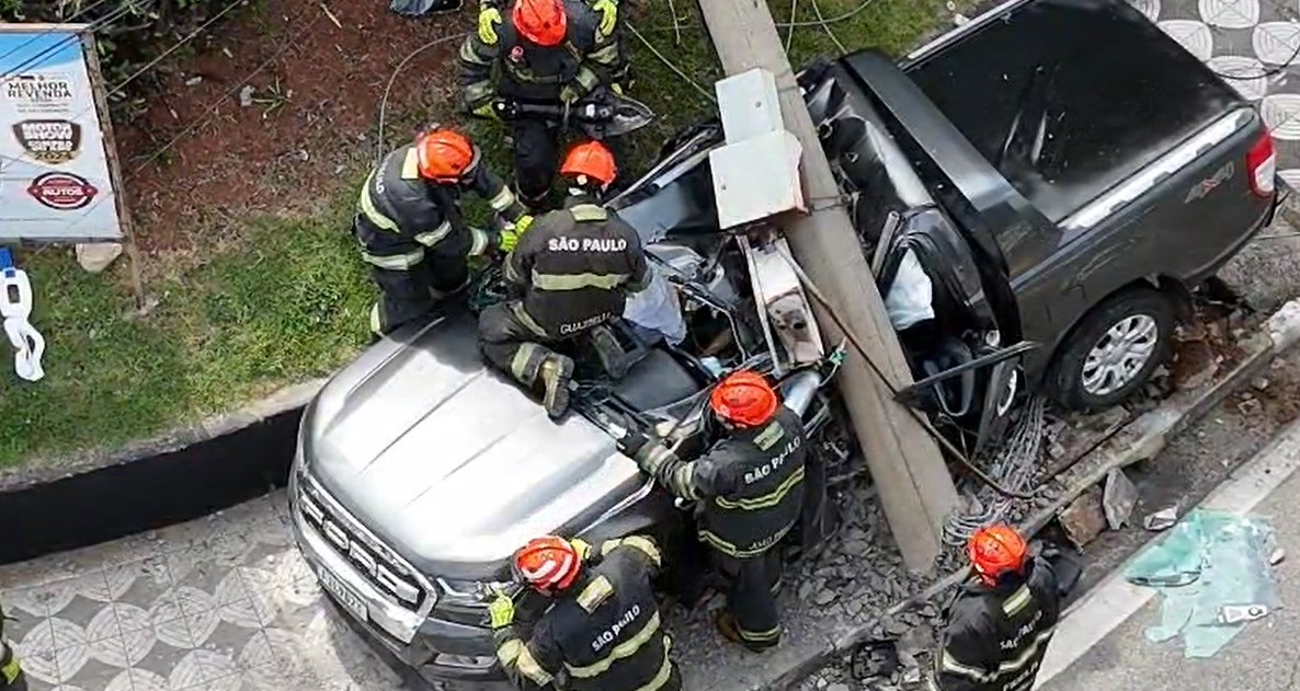 VÍDEO: motorista de caminhonete morre após acidente em avenida de Sorocaba; poste caiu sobre veículo 