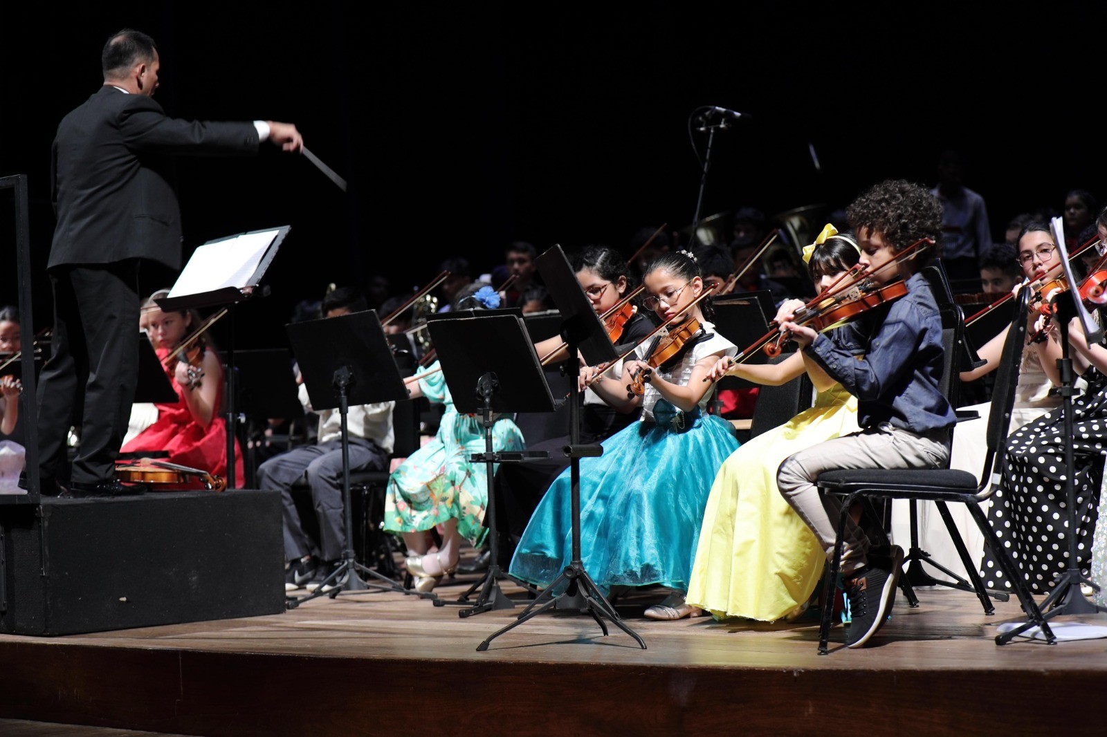 Estudantes de projeto da UEA realizam concerto de Dia das Mães no Teatro Amazonas
