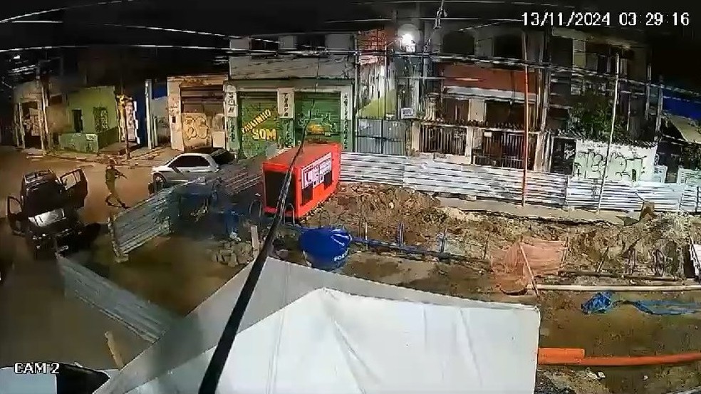 Policiais desceram da viatura e seguiram perseguição a pé — Foto: Reprodução/Redes Sociais