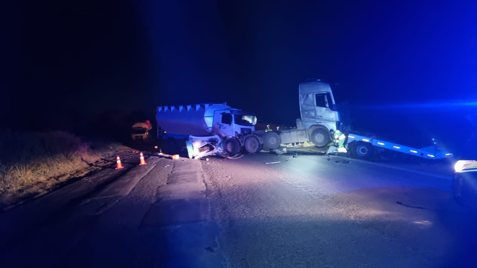 Menina de 2 anos sobrevive após ser arremessada para fora de guincho em acidente na BR-365; mãe grávida morreu